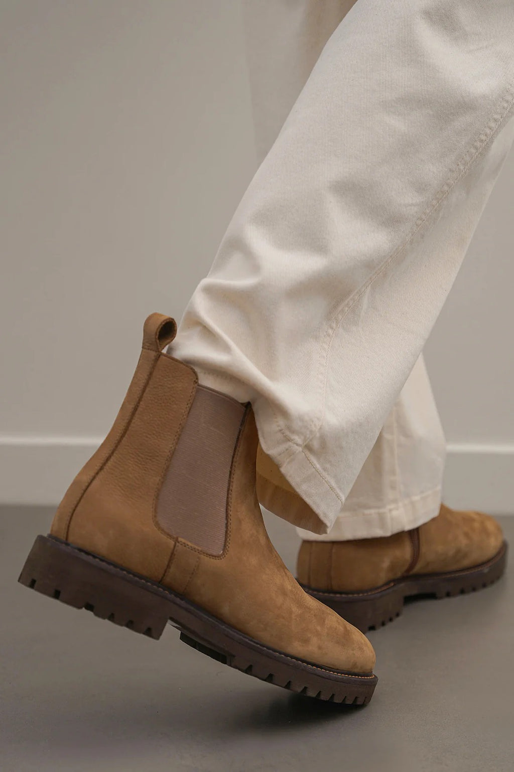 LEATHER CHELSEA BOOTS