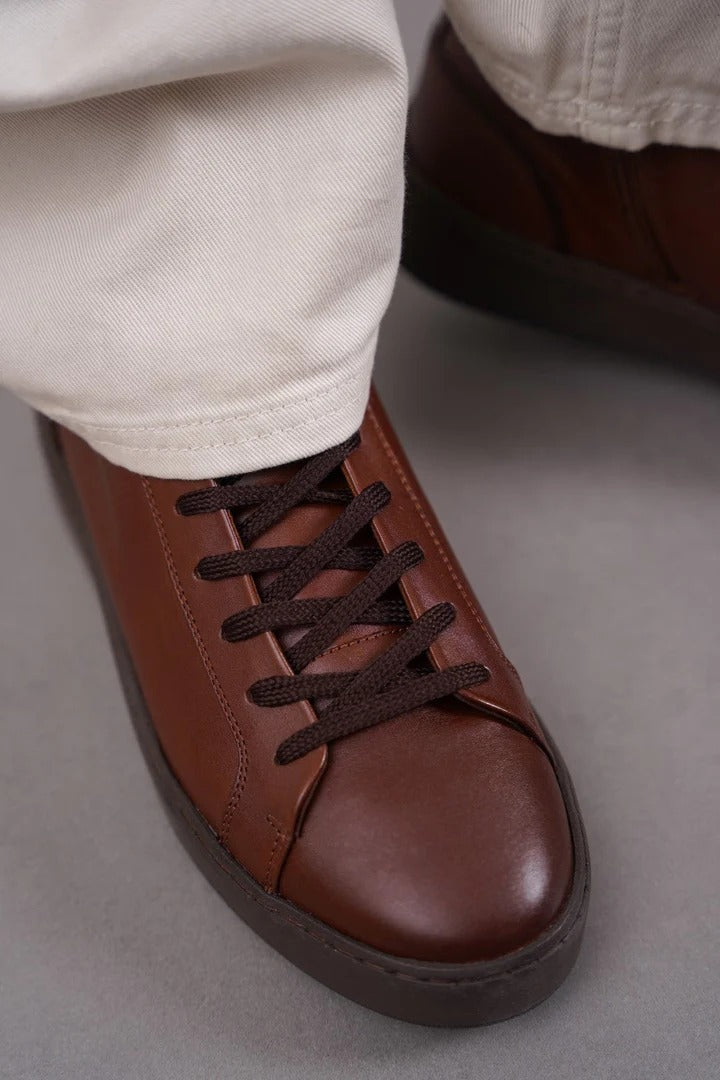 SLEEK LEATHER SNEAKERS