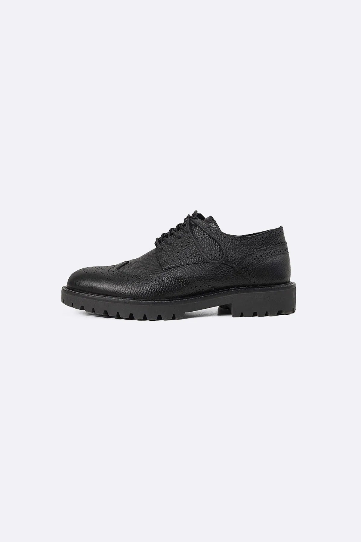 LOW-TOP LEATHER BROGUES